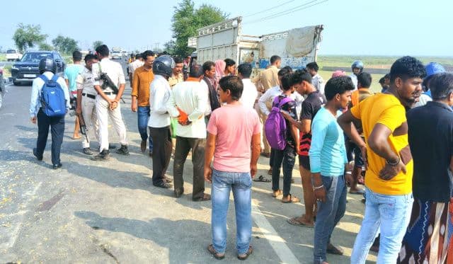 चक्का ब्लास्ट बना काल, मक्का लदी पिकअप पलटी, महिला समेत पांच की मौत, कई घायल