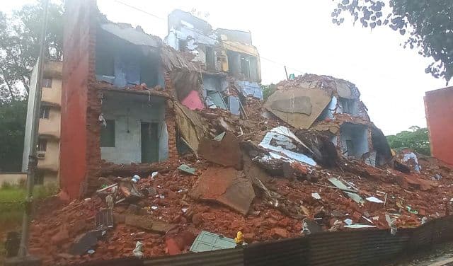 गम्हरिया टीजीएस कॉलोनी में टायो रोल्स कंपनी की जर्जर इमारत ढही, कोई हताहत नहीं