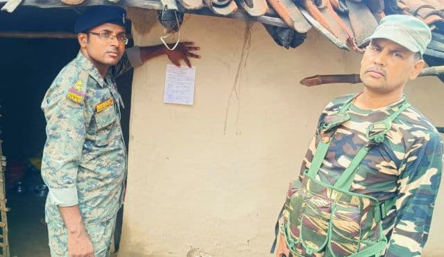 बरवाडीह थाना क्षेत्र में दहेज प्रताड़ना मामले में आरोपी के विरुद्ध चिपकाया गया इश्तिहार