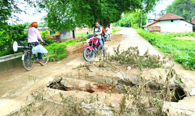 नीमडीह प्रखंड में सड़क धंसने से ग्रामीणों का आवागमन प्रभावित, दुर्घटना का बढ़ा खतरा