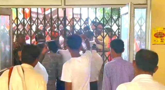 बीजेपी की आक्रोश रैली के दौरान प्रदर्शनकारियों का हंगामा, बीडीओ कार्यालय में जबरदस्ती घुसने की कोशिश
