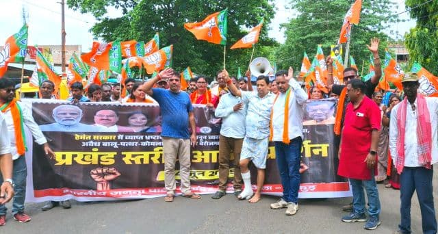 पाकुड़ में बीजेपी का आक्रोश प्रदर्शन, हेमंत सरकार पर जमकर बरसे कार्यकर्ता