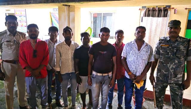 सरायकेला में नए थाना प्रभारी की कार्रवाई, शराब के साथ अड्डा बाजी कर रहे सात युवक पकड़े गए