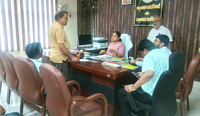 वन पट्टा मामलों की समीक्षा को लेकर सरायकेला अनुमंडल कार्यालय में बैठक संपन्न