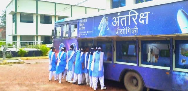 सरायकेला में भ्रमणशील विज्ञान प्रदर्शनी से छात्राओं में बढ़ी विज्ञान के प्रति रुचि