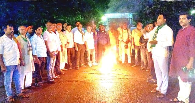 राष्ट्रीय जनता दल ने मशाल जुलूस निकाल भारत बंद को बताया जनसंघर्ष, आदित्यपुर में हुआ आयोजन