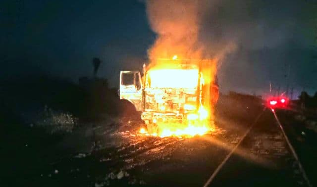 लातेहार में अपराधियों का तांडव, टोरी रेलवे साइडिंग के पास हाइवा में लगाई आग, हवाई फायरिंग कर फैलाया दहशत