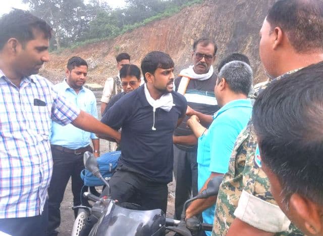 चांडिल अंचल के राजस्व कर्मचारी शनि बर्मन घूस लेते रंगेहाथ गिरफ्तार, एसीबी की कार्रवाई से मचा हड़कंप