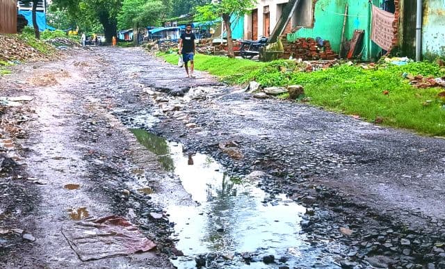 आदित्यपुर रेलवे फाटक रोड की बदहाली, गंदे पानी में बह रही सड़क
