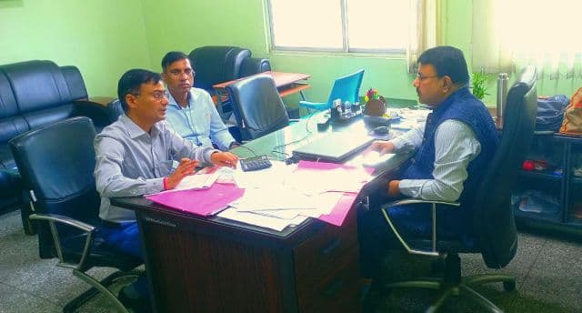 गम्हरिया में ग्रामीण युवाओं को तकनीकी शिक्षा से जोड़ने की पहल, बीडीओ ने इंडो डेनिश टूल रूम के जीएम से की मुलाकात