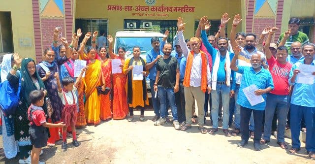 गम्हरिया प्रखंड कार्यालय में ग्रामीणों का जोरदार विरोध प्रदर्शन, जलजमाव व कीचड़ से नाराज़गी