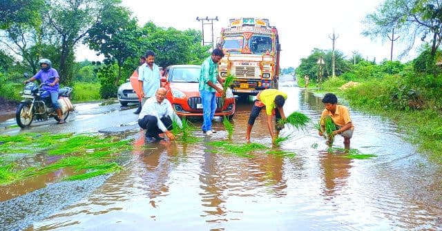 बदहाल टाटा-कांड्रा-सरायकेला-चाईबासा रोड बनी जानलेवा, पूर्व उपाध्यक्ष ने धान रोपकर जताया विरोध