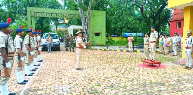 कोल्हान डीआईजी अनुरंजन किस्पोट्टा का सरायकेला दौरा, गार्ड ऑफ ऑनर के बाद पुलिस अधिकारियों के साथ अहम बैठक