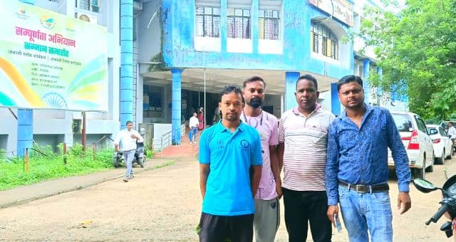 सरायकेला में 108 एंबुलेंस सेवा ठप, 72 कर्मी इनएक्टिव, मानदेय नहीं मिलने पर जताया विरोध