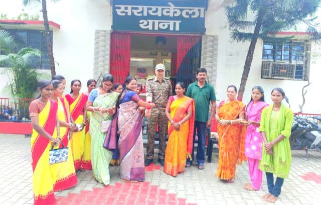 पुलिसकर्मियों की कलाई पर बंधी राखी, सुरक्षा के साथ संवेदना का संदेश
