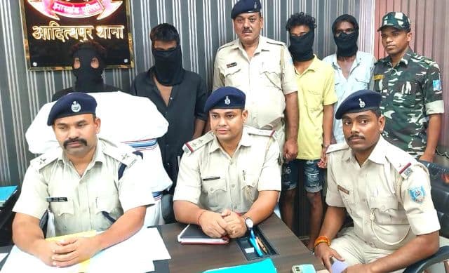 आदित्यपुर पुलिस की त्वरित कार्रवाई, स्वतंत्रता दिवस पर फायरिंग और कंपनी में चोरी दो मामलों का खुलासा, 5 आरोपी गिरफ्तार