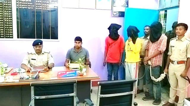 स्वतंत्रता दिवस का परेड देखने गई बिन माँ बाप की बच्ची के साथ सामूहिक दुष्कर्म