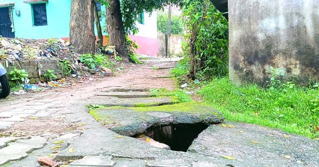 आदित्यपुर में नाली का ढक्कन क्षतिग्रस्त, राहगीरों के लिए बना खतरा