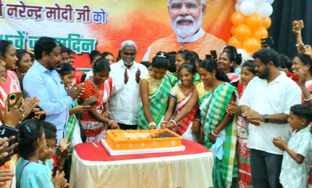 सरायकेला में आदिवासी महिलाओं ने मनाया पीएम मोदी का जन्मदिन, पूर्व सीएम चम्पाई सोरेन ने गिनाईं उपलब्धियां