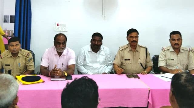 दुर्गा पूजा को लेकर छिपादोहर थाना में शांति समिति की बैठक, प्रशासन ने सौहार्दपूर्ण त्योहार मनाने की अपील