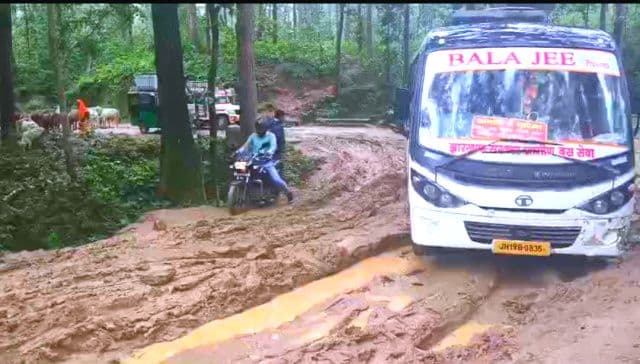 आज़ादी के दशकों बाद भी बदहाल लात पंचायत, जर्जर सड़क पर घंटों फंसी बस, यात्रियों की जान पर बनी आफ़त