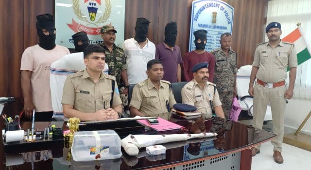 त्योहार से पहले पुलिस की बड़ी कार्रवाई, आदित्यपुर से पांच अपराधी हथियार सहित गिरफ्तार