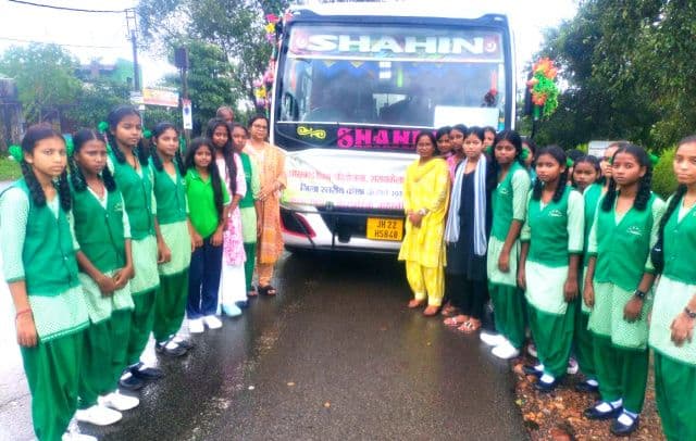 राज्य स्तरीय कला उत्सव के लिए सरायकेला-खरसावां के विजेता प्रतिभागी रांची रवाना