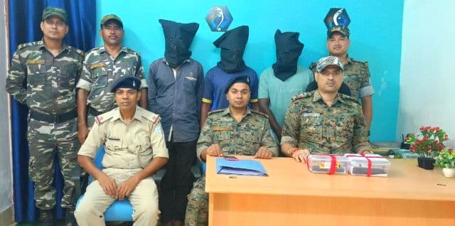सरायकेला थाना प्रभारी विनय कुमार की अगुवाई में बड़ी सफलता, चोरी हुआ महिंद्रा ट्रैक्टर डाला सहित बरामद, तीन आरोपी गिरफ्तार