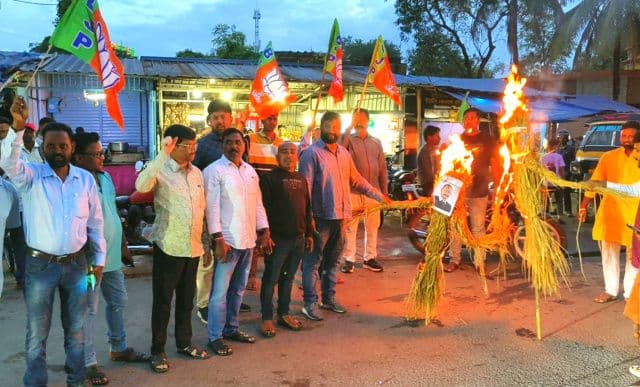 चाईबासा में आदिवासियों पर लाठीचार्ज के खिलाफ सरायकेला में भाजपा का पुतला दहन, जिलाध्यक्ष उदय सिंहदेव ने कहा: जनता की आवाज़ को कुचलना लोकतंत्र के लिए कलंक