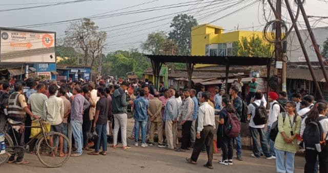 गम्हरिया में आरका जैन यूनिवर्सिटी की बसों को झामुमो कार्यकर्ताओं ने रोका, प्रबंधन पर दबंगई और लापरवाही के आरोप