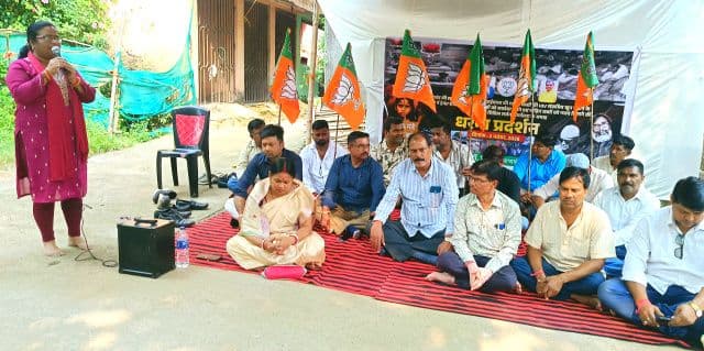 भाजपा का सिविल सर्जन कार्यालय घेराव, स्वास्थ्य मंत्री के इस्तीफे की मांग पर धरने पर बैठे कार्यकर्ता