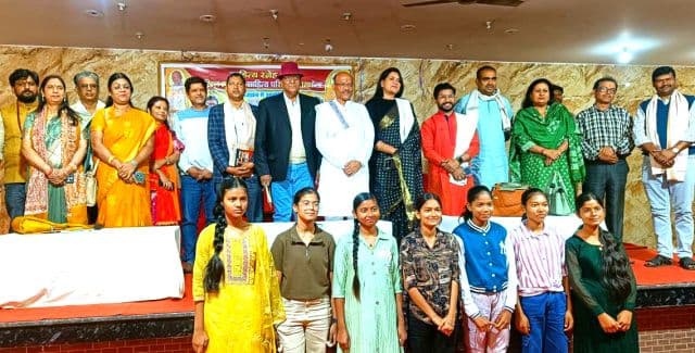 बिरसा मुंडा जयंती पर सरायकेला में भव्य कवि सम्मेलन, मनोज चौधरी ने साहित्यिक विरासत को संरक्षित करने का दिया संदेश