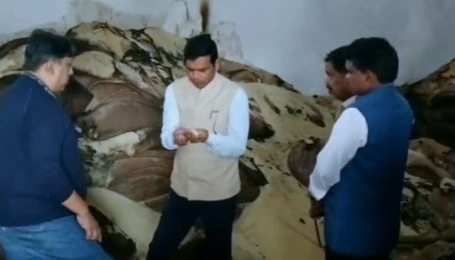 JFCI गोदाम अग्निकांड के बाद कटघरे में प्रशासन, नियमों की भारी अनदेखी, जांच धीमी, डेटा ऑपरेटर को बनाया बलि का बकरा