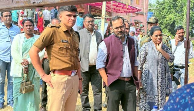 खरसावां के बुरुडीह में आपकी योजना-आपकी सरकार-आपके द्वार शिविर, डीसी-एसपी-डीडीसी ने किया सेवाओं का व्यापक निरीक्षण