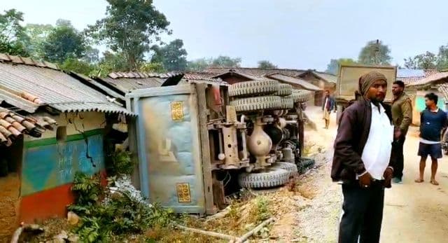 कांड्रा में रफ़्तार का कहर, गिट्टी लदा हाईवा घर पर पलटा, पिता-बेटी की मौके पर दर्दनाक मौत