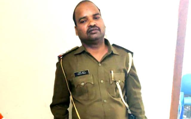 अररिया में दो साल से दरोगा बनकर वसूली करने वाला फर्जी पुलिस अधिकारी गिरफ्तार, नकली पिस्तौल के साथ पकड़ा गया