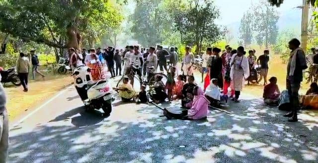 हाथियों के बढ़ते आतंक से त्रस्त ग्रामीणों ने NH-143 किया जाम