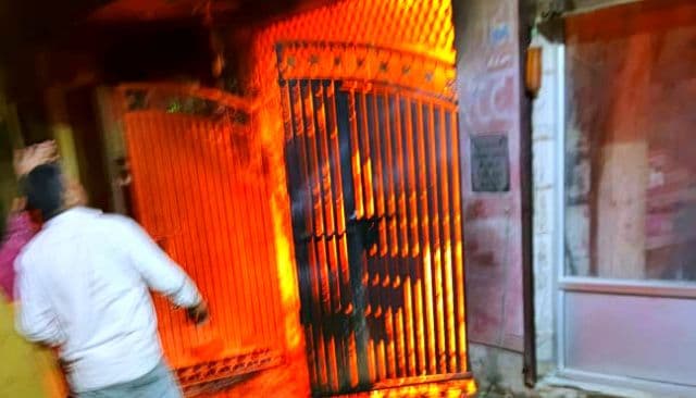 संगम विहार में भीषण आग, तीन मंजिला इमारत खाक, चार की मौत, एक महिला गंभीर