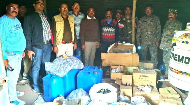 गम्हरिया में अवैध विदेशी शराब फैक्ट्री का भंडाफोड़, भारी मात्रा में स्पिरिट-नकली लेबल बरामद