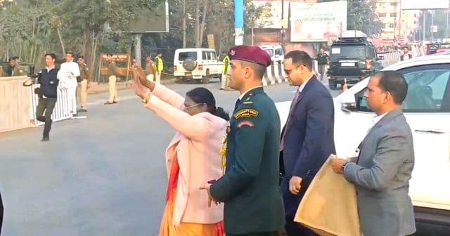 प्रोटोकॉल से हटकर राष्ट्रपति द्रौपदी मुर्मू का जनसंवाद, आकाशवाणी चौक पर आम लोगों से की आत्मीय मुलाकात