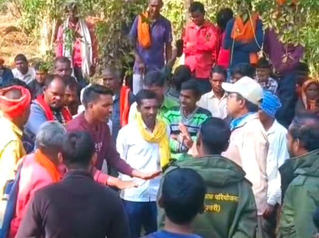 जेसीबी से डोभा खुदाई पर बवाल, पीटीआर क्षेत्र में वन विभाग की मनमानी के खिलाफ ग्रामीणों का जोरदार विरोध