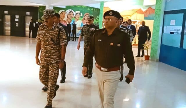 नक्सलियों के खिलाफ निर्णायक कार्रवाई की रणनीति, चाईबासा में सुरक्षा बलों की उच्चस्तरीय समीक्षा बैठक