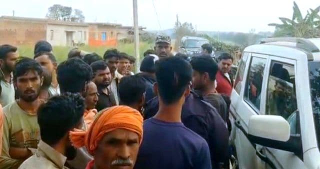 बालूमाथ में कोयला खनन को लेकर उबाल, ग्रामीणों ने दो घंटे तक कंपनी कर्मियों को बनाया बंधक