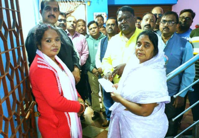 सहारा परिवार ने दिखाई संवेदनशीलता, स्वर्गीय झुमक लाल निषाद के श्राद्धकर्म हेतु किया आर्थिक सहयोग