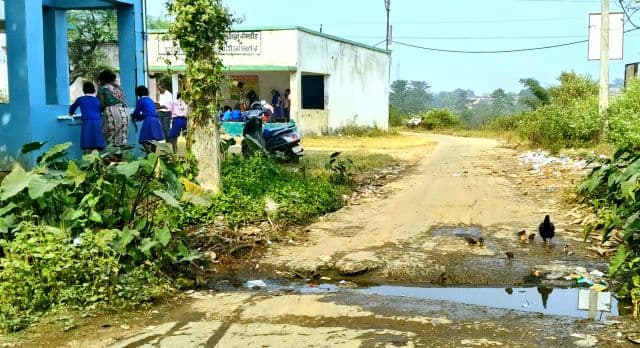 गांधी पाठशाला और आदिवासी छात्रावास तक जाने वाली सड़क बन रही बच्चों के मौत का रास्ता, सरायकेला नगर पंचायत के वार्ड 03 में प्रशासनिक लापरवाही उजागर