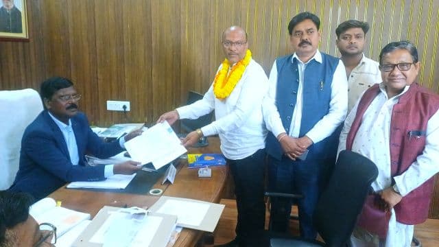 मनोज कुमार चौधरी ने सरायकेला नगर पंचायत अध्यक्ष पद के लिए किया नामांकन, समर्थकों की उमड़ी भीड़