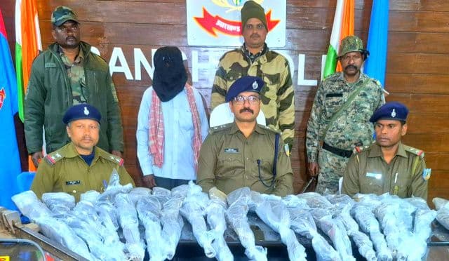 अनगड़ा में अवैध हथियार फैक्टरी का भंडाफोड़, 19 बने और 4 अर्धनिर्मित हथियार जब्त