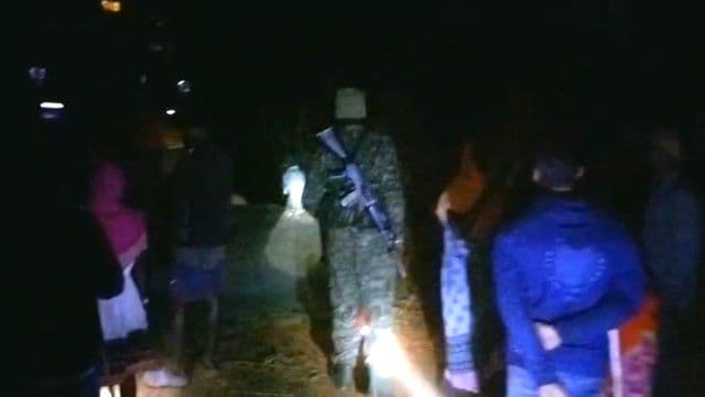 छाता नदी से अवैध बालू उत्खनन पर ग्रामीणों का शिकंजा, हाइवा और जेसीबी जब्त