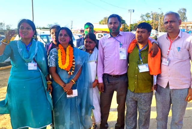 पूर्व डिप्टी मेयर को जनता ने नकारा, वार्ड 17 की ऐतिहासिक जीत से उपमेयर की दौड़ में सबसे आगे नीतू शर्मा, आदित्यपुर की राजनीति में उभरा नया नेतृत्व