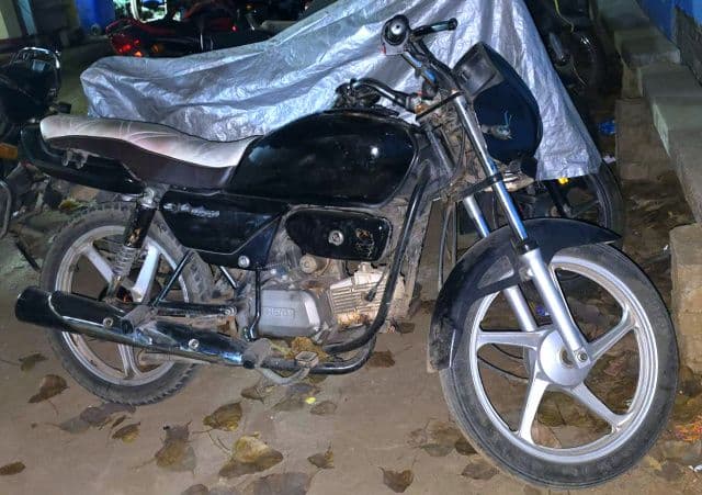 अड्डेबाजी और संदिग्ध गतिविधियों के खिलाफ कपाली पुलिस की कार्रवाई, बिना नंबर प्लेट की चोरी की बाइक बरामद